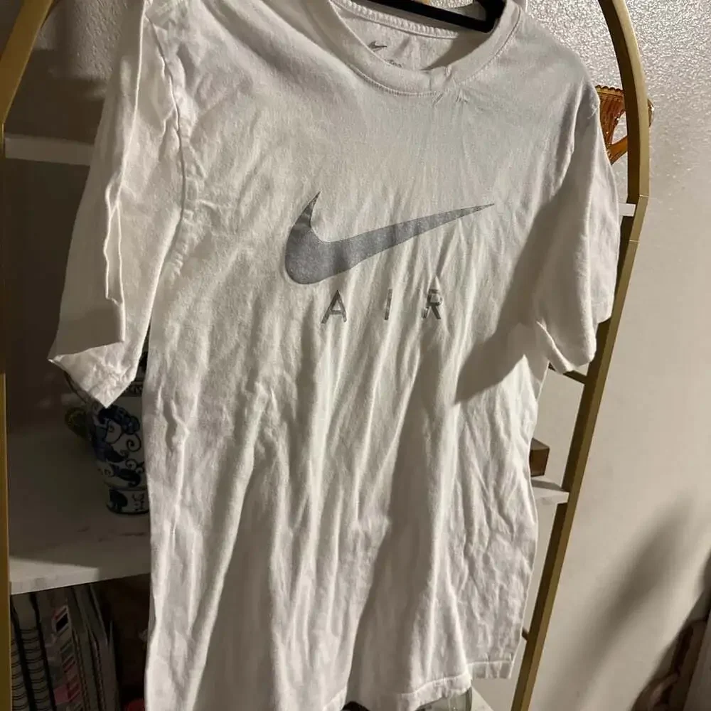 Nike Men's Swoosh Air Metallic Graphic T-Shirt White/Silver